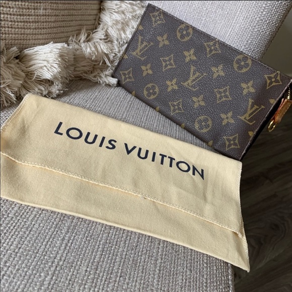 Louis Vuitton Handbags - Louis Vuitton wristlet/clutch